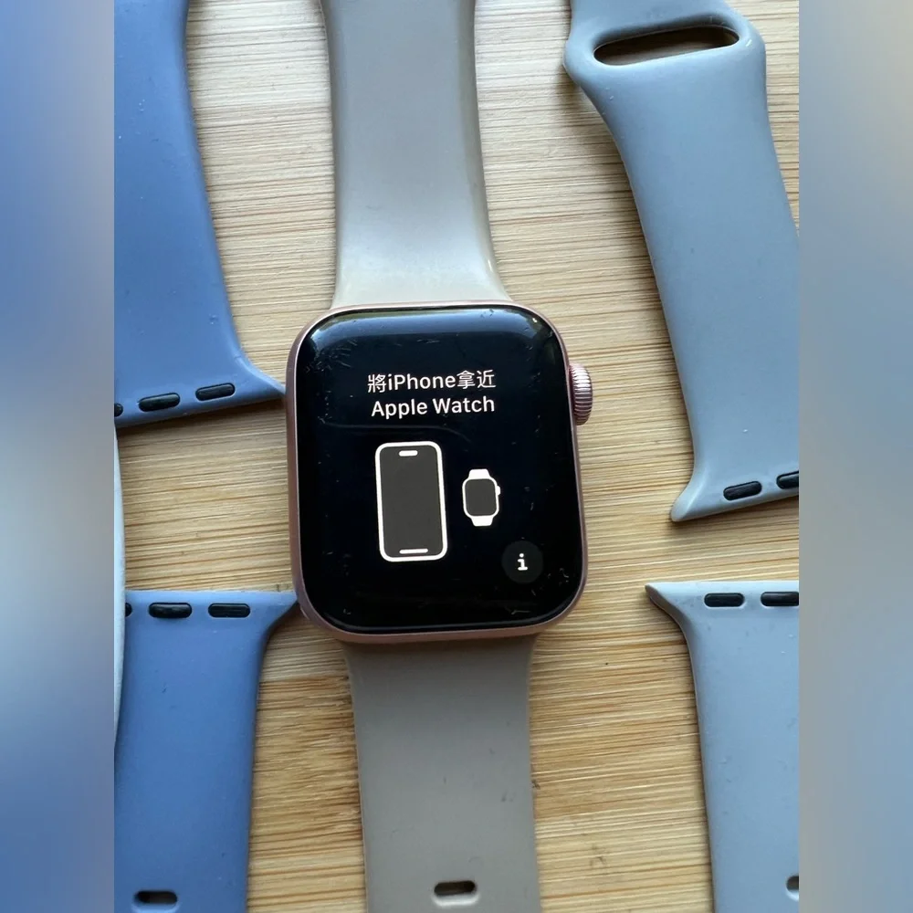 Apple Series 5 40mm Smartwatch Bundle
